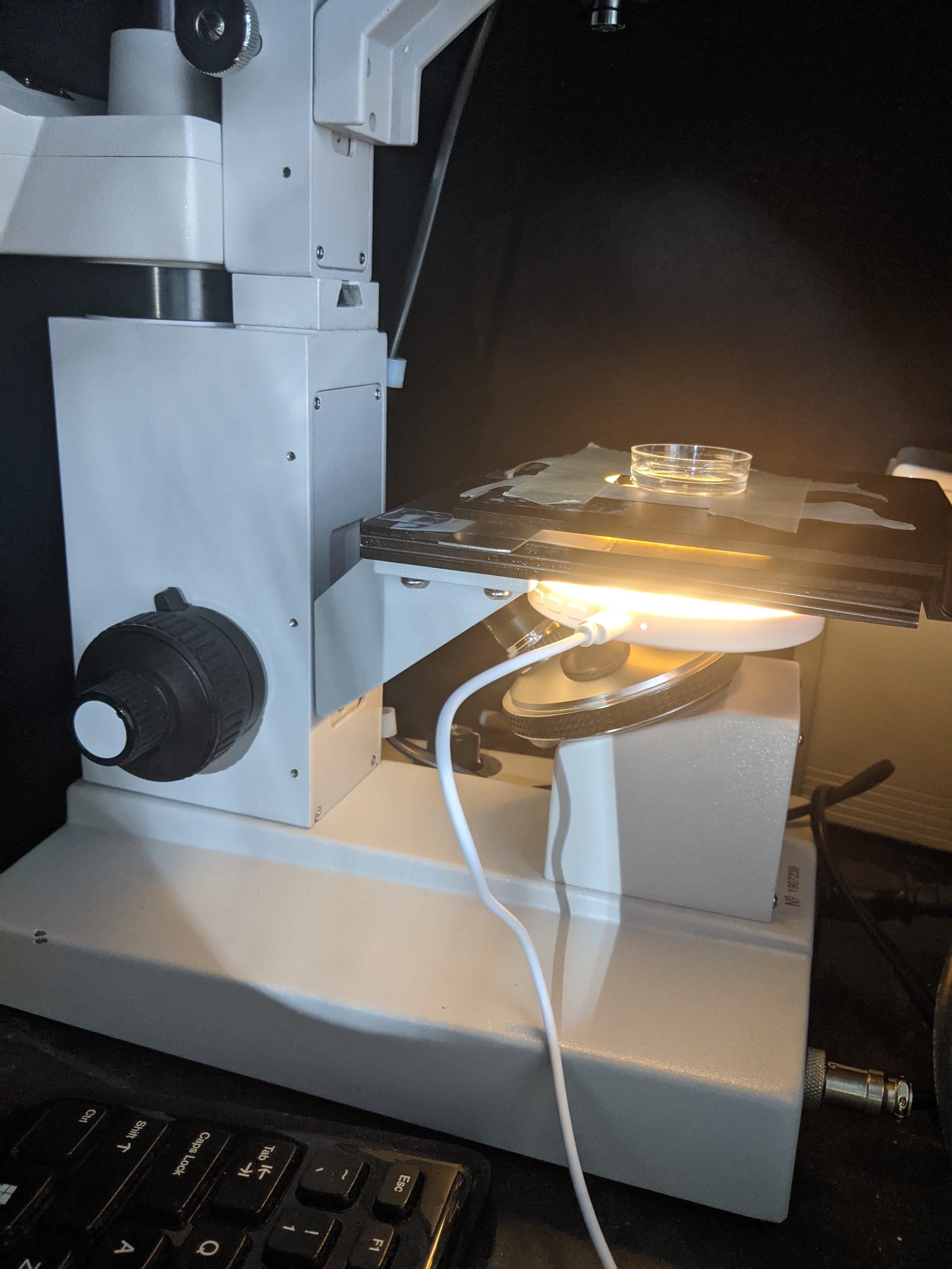 The adaptor achieves the goal of epi-illuminiation on inverted microscopes