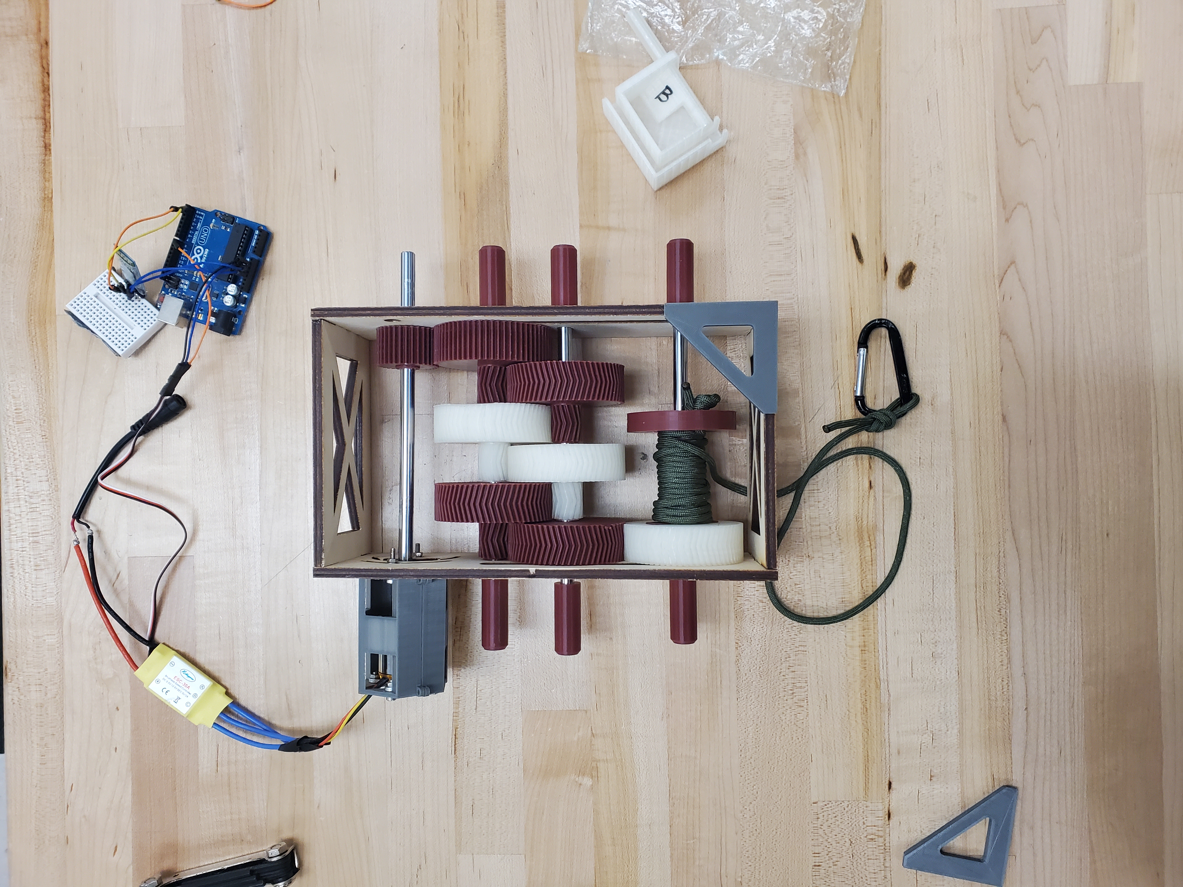 A picture of the completed hoist