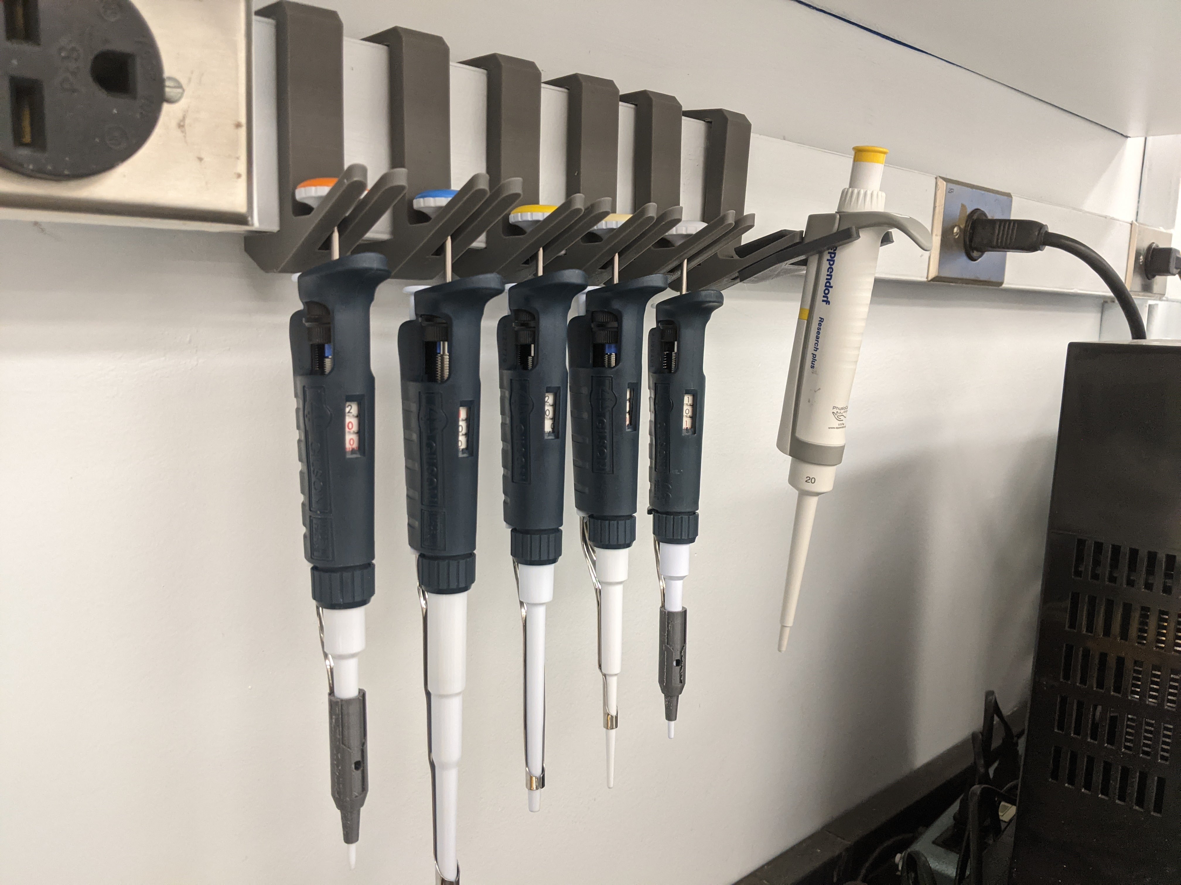 The pipette holders for pipettes of different brands